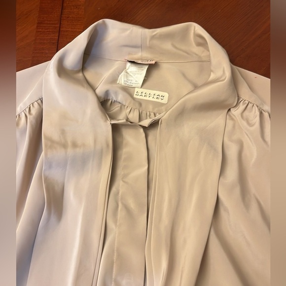 Vintage Women’s Silky Blouse Button Down Bow Tie Beige Size 16 - Picture 5 of 15